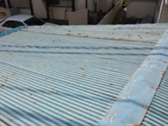 薄いブルー色のトタン屋根